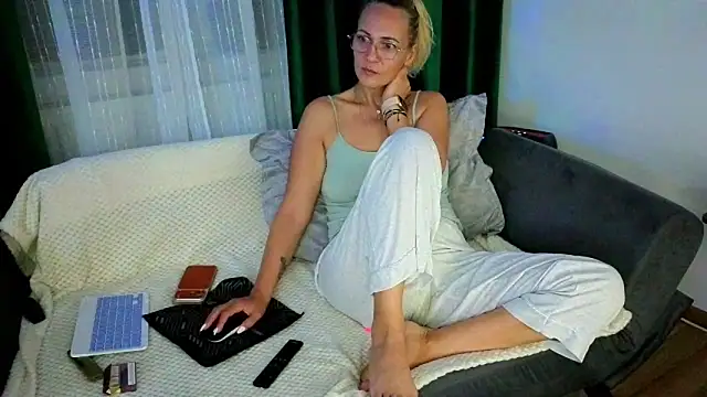 SweetAnia  online show from May 9, 8:00 pm