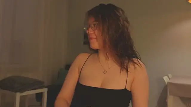 Mia Luw online show from May 21, 11:08 am