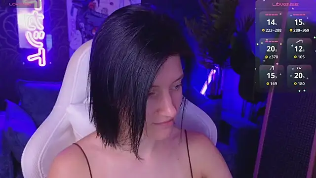 roxy riot  online show from April 8, 5:09 am