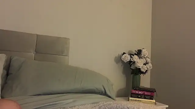 skyejde online show from November 17, 9:48 pm