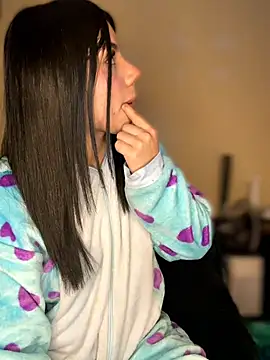 Laura-Khalifa online show from March 21, 8:19 am