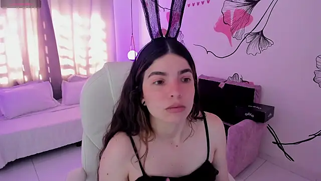 Isabela Fiorelli online show from May 9, 2:08 pm