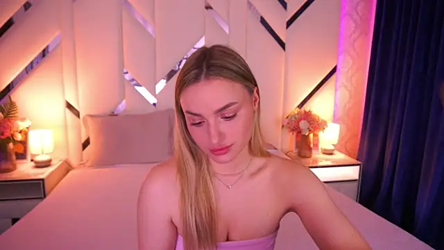 LindsieGreyy online show from May 4, 12:20 pm