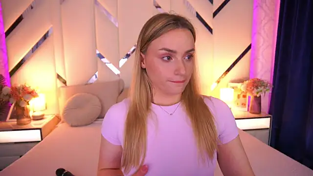 LindsieGreyy online show from May 22, 1:31 pm