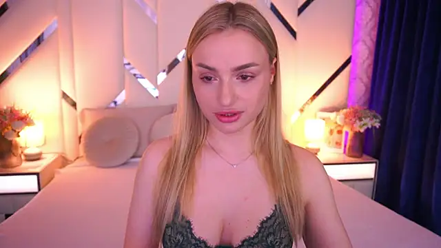 LindsieGreyy online show from May 25, 6:56 am