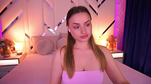 LindsieGreyy online show from March 28, 8:47 am