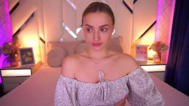 LindsieGreyy online show from May 13, 12:55 pm
