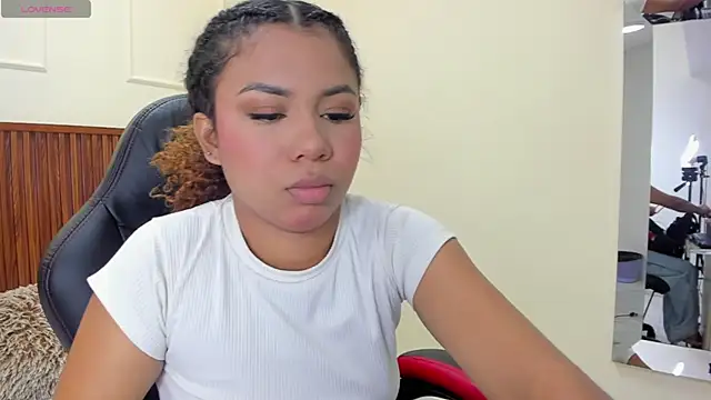 MELINAMARTINS online show from November 20, 8:10 pm