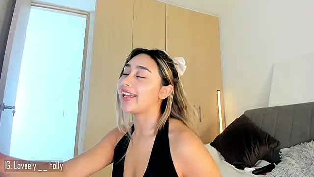 Hornyholly   online show from March 26, 5:15 pm