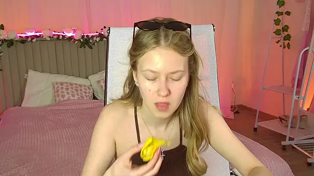 EveMundie online show from May 8, 6:38 am
