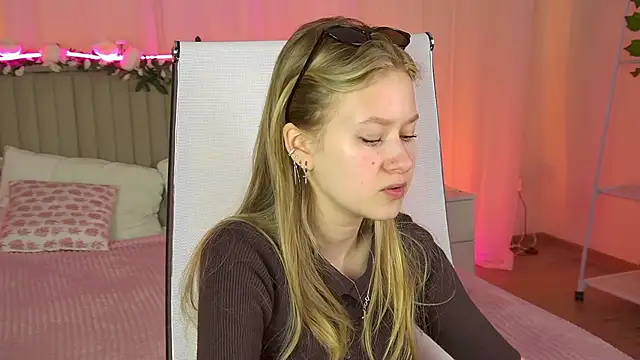 EveMundie online show from May 9, 9:33 am