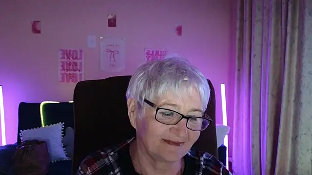 Sandra Snowflake online show from May 12, 5:30 pm