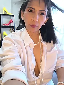 Mrsvictoriaaa online show from May 18, 8:04 pm