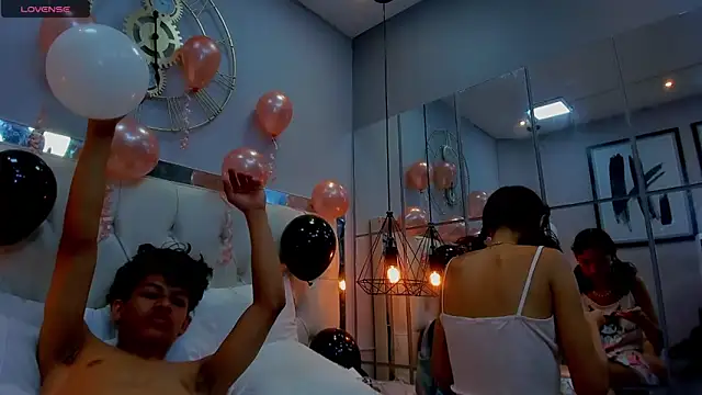 leslieanddrako online show from October 14, 6:21 pm