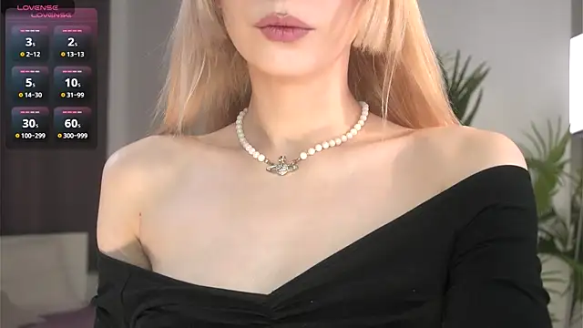 Snapshot of Cherry_Bite chatting on September 8, 9:47 pm Cherry Bite online show from September 8, 9:47 pm