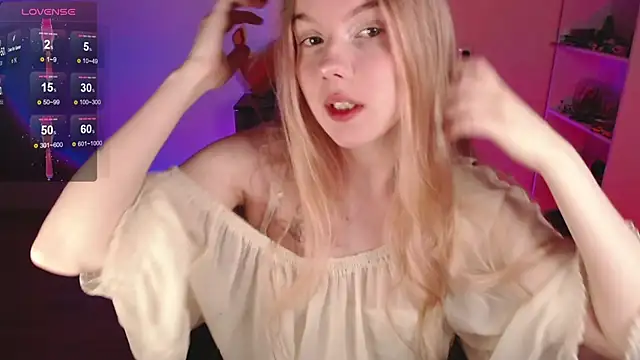 Strawberry juli online show from April 4, 1:10 pm