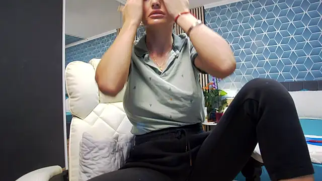 zoeylarkens online show from November 6, 5:52 pm