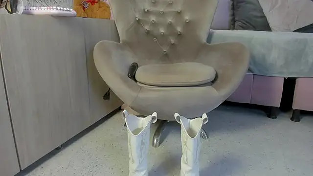 Liannaa  online show from October 15, 7:49 pm