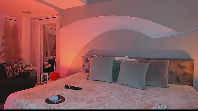 Elizabeth clark  online show from December 18, 8:02 pm