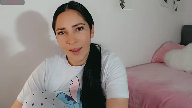 luna lgomez  online show from February 18, 1:32 pm