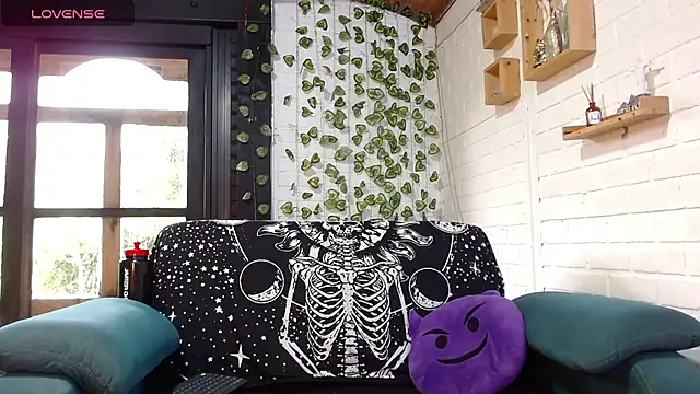 LiraSonnett online show from December 1, 9:06 pm