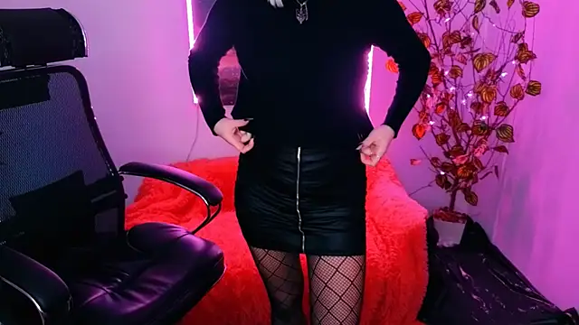 Snapshot of Miss_Alice_Silver chatting on October 8, 4:11 pm Miss Alice Silver online show from October 8, 4:11 pm