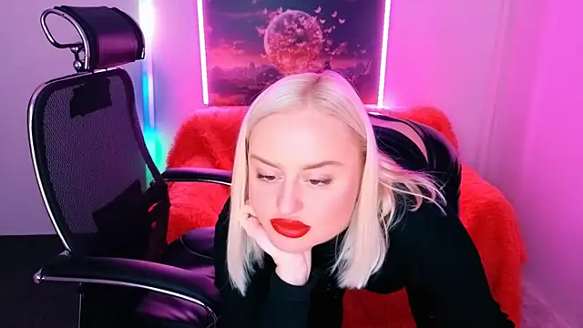 Snapshot of Miss_Alice_Silver chatting on September 29, 8:14 pm Miss Alice Silver online show from September 29, 8:14 pm
