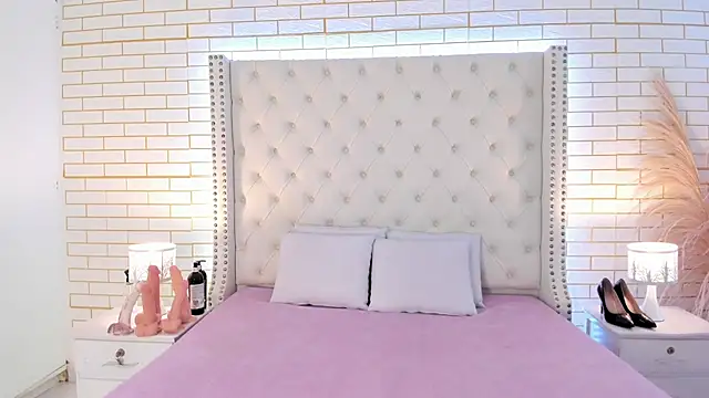 aurora collinss  online show from February 23, 1:10 pm