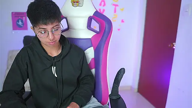 Snapshot of tommy_blue chatting on September 19, 1:21 pm tommy blue online show from September 19, 1:21 pm