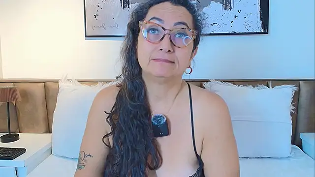 AlessandraLeroy online show from May 9, 1:24 pm