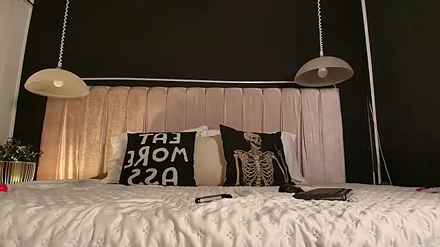 Zhally Dee online show from October 11, 8:22 pm