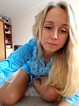 b l o n d i n k a online show from September 12, 8:34 am
