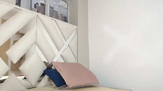 willow smitt online show from February 5, 1:03 pm