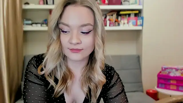 Kara Smith  online show from April 4, 11:36 pm