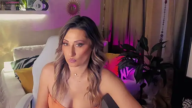 SarahAlluring online show from May 15, 4:10 pm