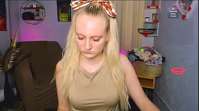 madam uliis online show from May 19, 12:23 pm