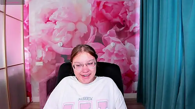 Snapshot of AngelinaLow chatting on September 29, 11:37 am AngelinaLow online show from September 29, 11:37 am
