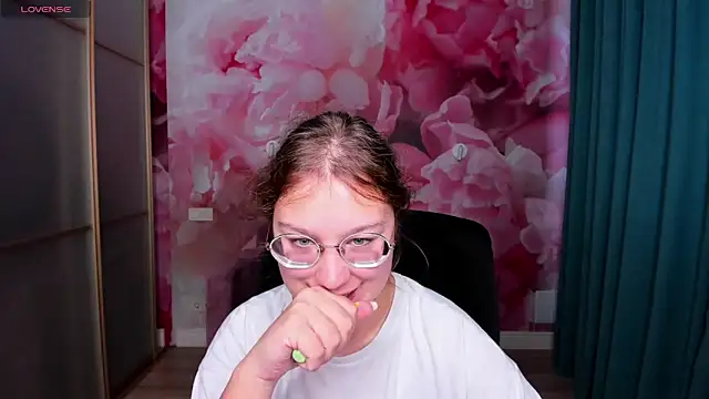 Snapshot of AngelinaLow chatting on October 1, 11:48 am AngelinaLow online show from October 1, 11:48 am