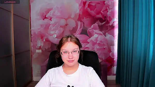 Snapshot of AngelinaLow chatting on September 28, 11:37 am AngelinaLow online show from September 28, 11:37 am