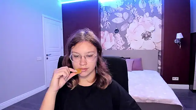 Snapshot of AngelinaLow chatting on September 8, 6:18 pm AngelinaLow online show from September 8, 6:18 pm