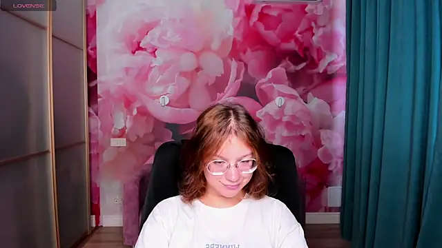 Snapshot of AngelinaLow chatting on October 2, 11:59 am AngelinaLow online show from October 2, 11:59 am