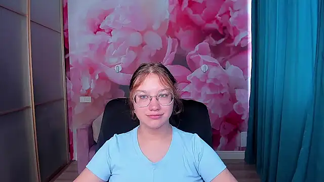 Snapshot of AngelinaLow chatting on September 23, 11:41 am AngelinaLow online show from September 23, 11:41 am