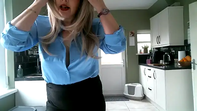 MissHoneyPenny online show from May 21, 9:40 am