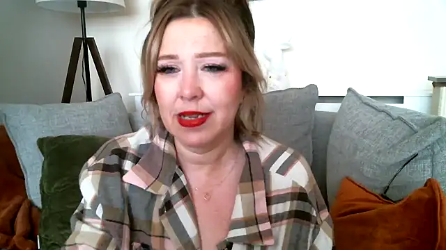 MissHoneyPenny online show from May 13, 4:24 pm