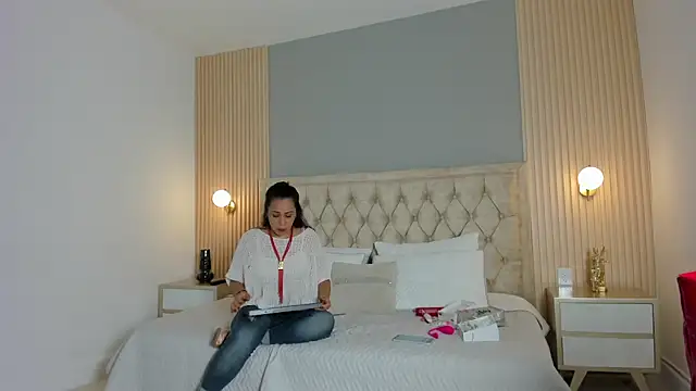 Hera goddesss online show from October 17, 8:12 pm