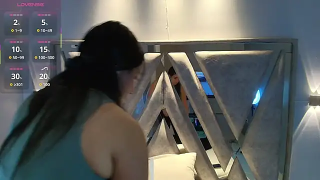 Alice 26  online show from October 29, 8:00 pm