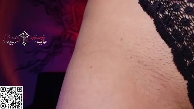 Emmi Roberts online show from May 19, 1:56 am