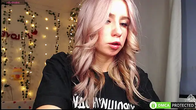 Snapshot of Mia__Kitty chatting on September 21, 3:43 pm Mia Kitty online show from September 21, 3:43 pm