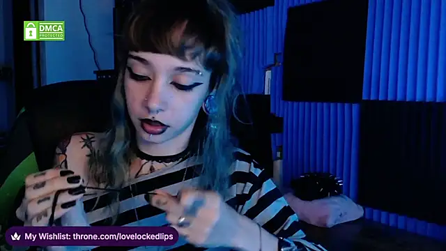 lovelockedlips online show from May 22, 3:54 pm