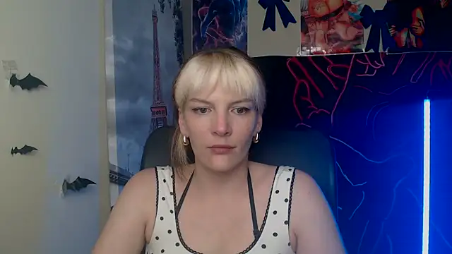 VanessaRey  online show from May 10, 4:20 pm